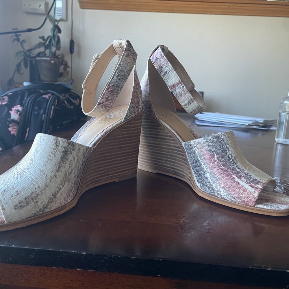 Patterned Wedged Heel - Picture 4 of 4